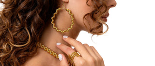 Come abbinare orecchini a vestiti, acconciature e viso