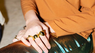 Anelli da mignolo e accessori estivi: la guida al ring stack 2026