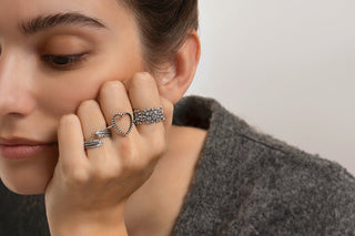 Stacking rings: come mettere gli anelli per un mix di tendenza