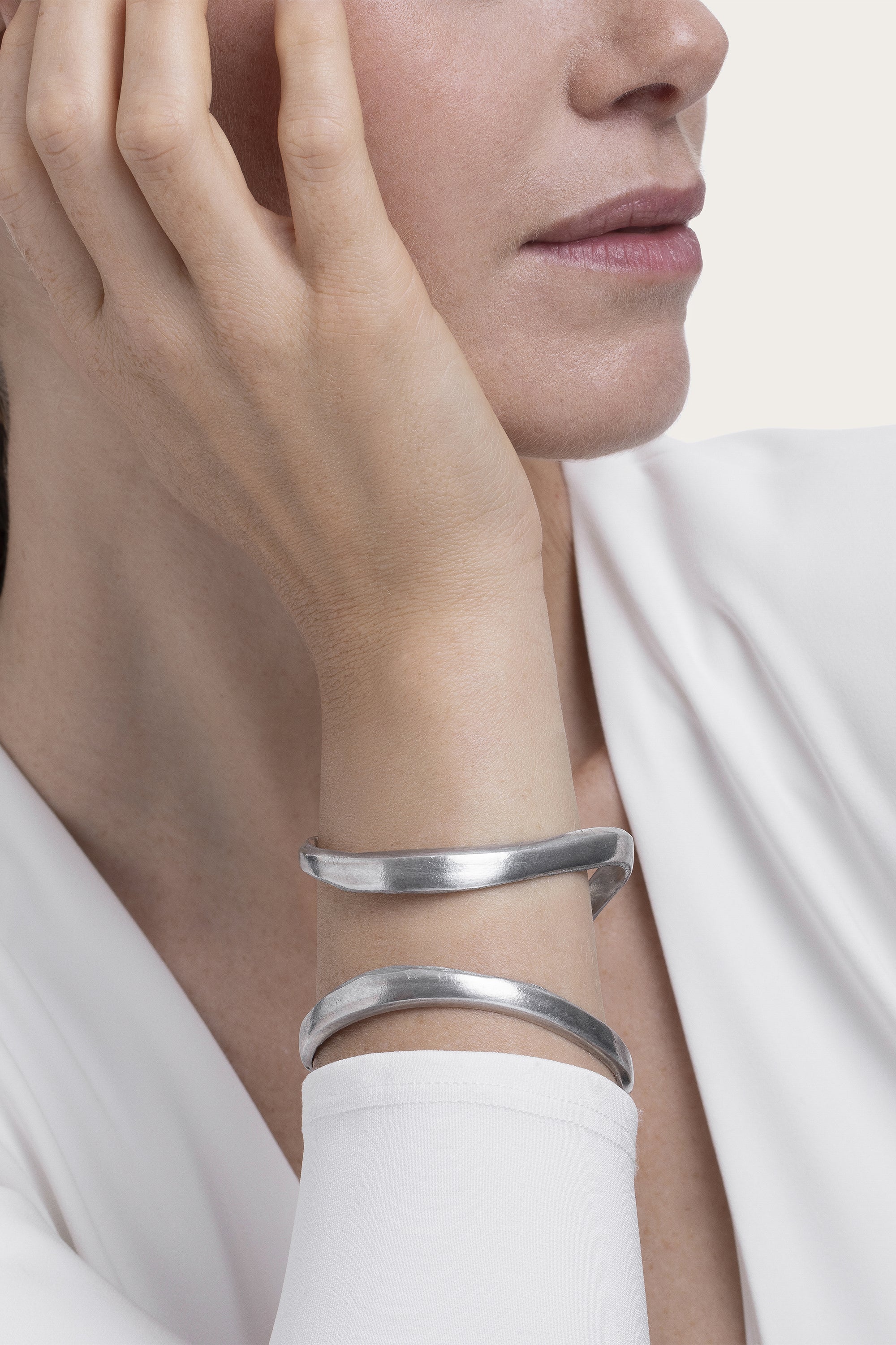 Vestopazzo bracciale rigido aperto 5 linee lavorate placcate in argento,Nickel tested.Lavorazione artigianale.MI2064 Vestopazzo bracciale rigido aperto 5 linee lavorate placcate in argento,Nickel tested.Lavorazione artigianale.MI2064