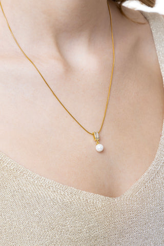 CHARM CON PERLA BIANCA PENDENTE E ZIRCONI